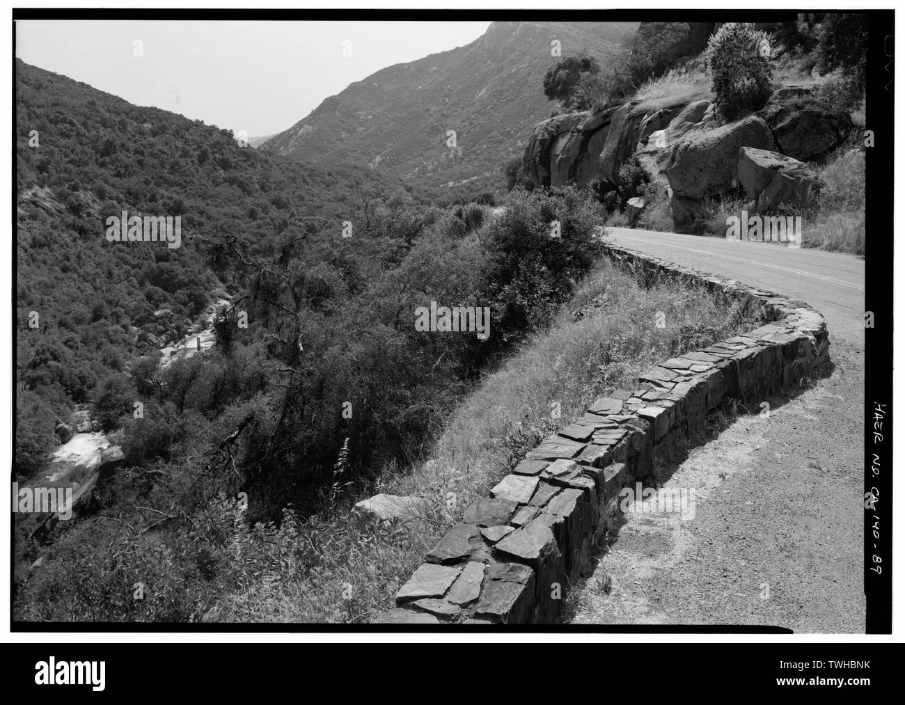 Stessa affluenza come foto n. 88, ma vista opposto, rivolto verso sud-ovest - Generals Highway, tre fiumi, Tulare County, CA Foto Stock