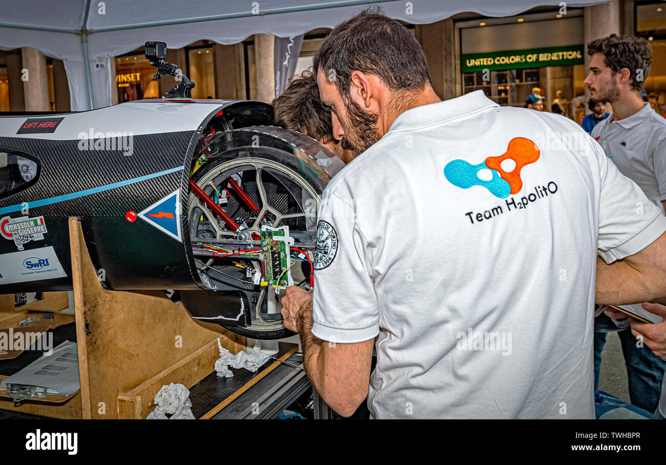 Torino, Italia. 20 giu 2019. Torino Auto Show 2019 - Il Politecnico di Torino in azione dinamica con la IDRAkronos - il team H2politO ultime regolazioni prima di avviare la macchina Credito: Davvero Facile Star/Alamy Live News Foto Stock
