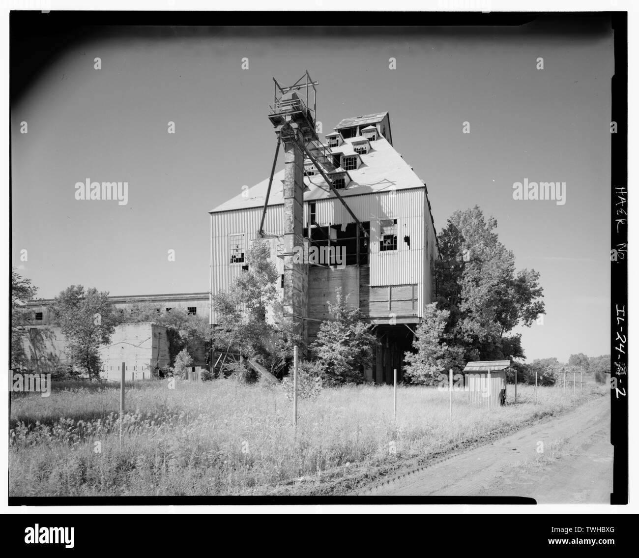 Sabbia-edificio di smistamento, facciata sud, guardando a Nord; a sinistra ci sono i resti della originale (1917) lavaggio, svuotamento, e asciugatura edificio - Mulino complesso C, Sand-Sorting edificio, a sud di Dee Bennet Road, vicino al fiume Illinois, Ottawa, La Salle County, IL; Madrid, trasmettitore Foto Stock