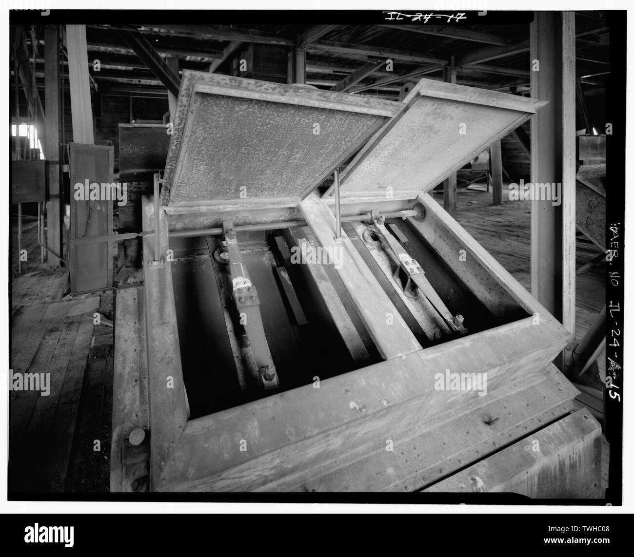 Sabbia-edificio di smistamento, al terzo piano, dettaglio di 'frusta-toccare' VIBROVAGLI - Mulino C complesso, Sand-Sorting edificio, a sud di Dee Bennet Road, vicino al fiume Illinois, Ottawa, La Salle County, IL; Madrid, trasmettitore Foto Stock