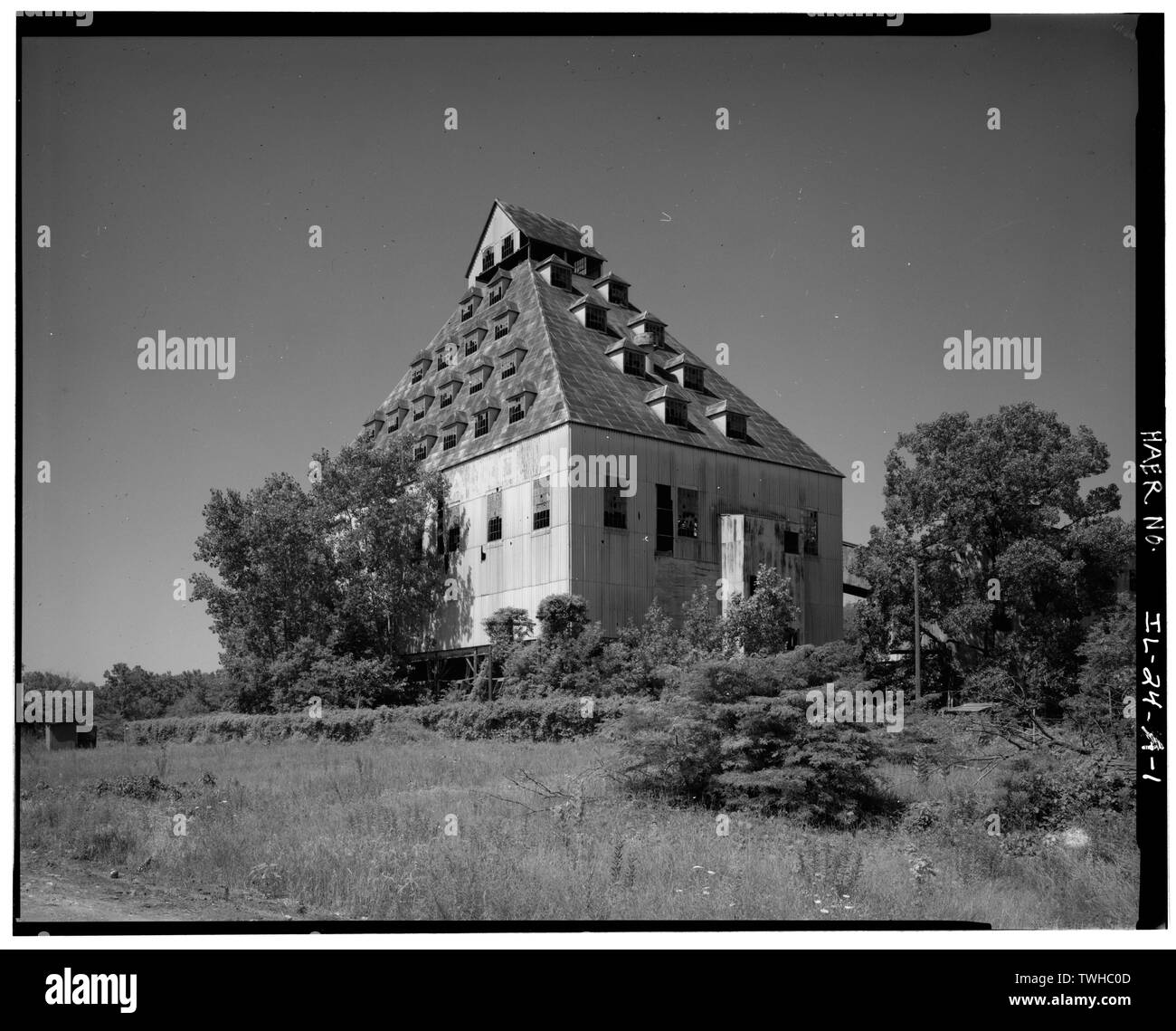 Sabbia-edificio di smistamento, a nord e a est di facciate guardando verso sud-ovest - Mulino C complesso, Sand-Sorting edificio, a sud di Dee Bennet Road, vicino al fiume Illinois, Ottawa, La Salle County, IL; Madrid, trasmettitore Foto Stock