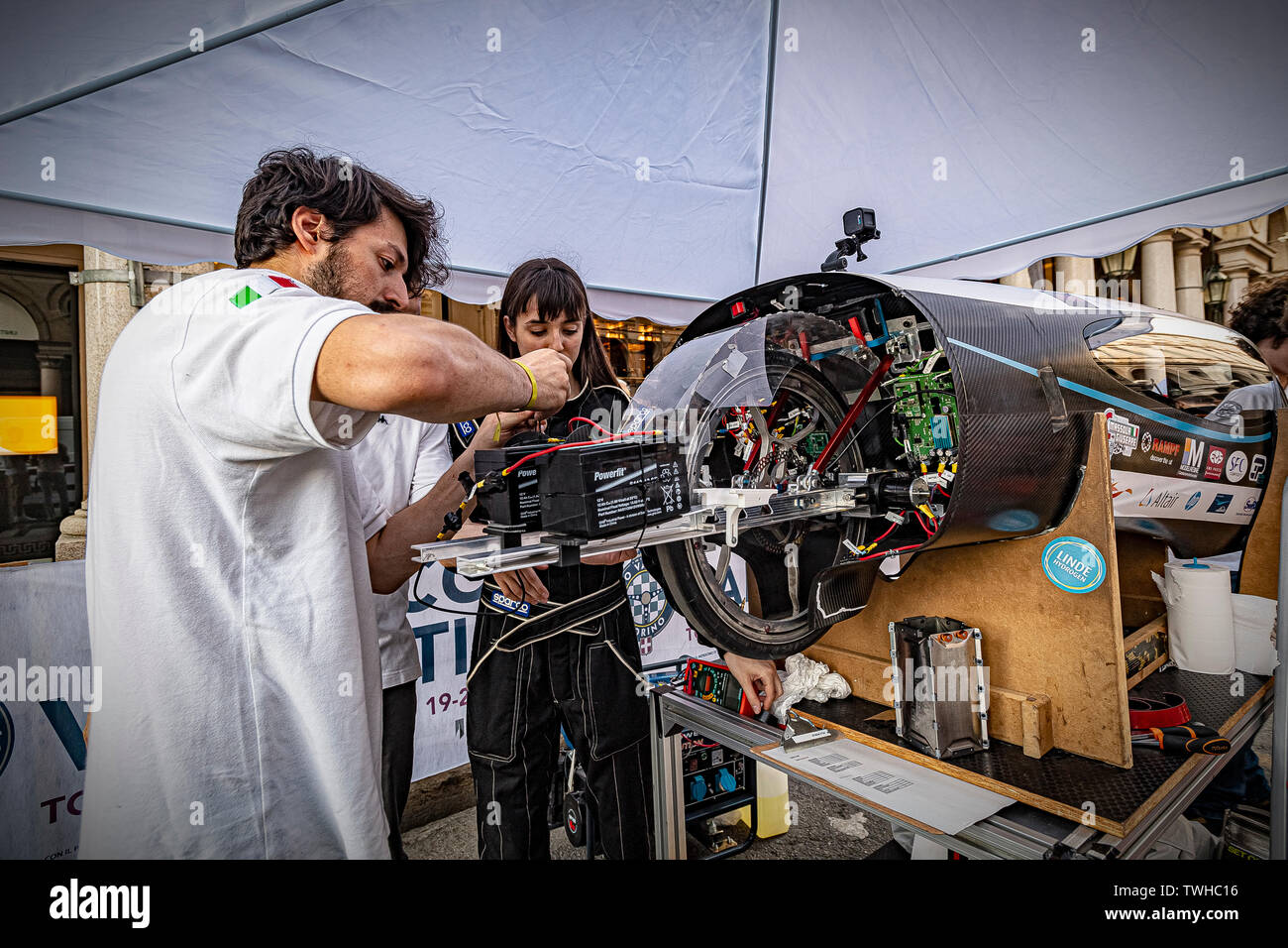 Torino, Italia. 20 giu 2019. Torino Auto Show 2019 - Il Politecnico di Torino in azione dinamica con la IDRAkronos - il team H2politO ultime regolazioni prima di avviare la macchina Credito: Davvero Facile Star/Alamy Live News Foto Stock