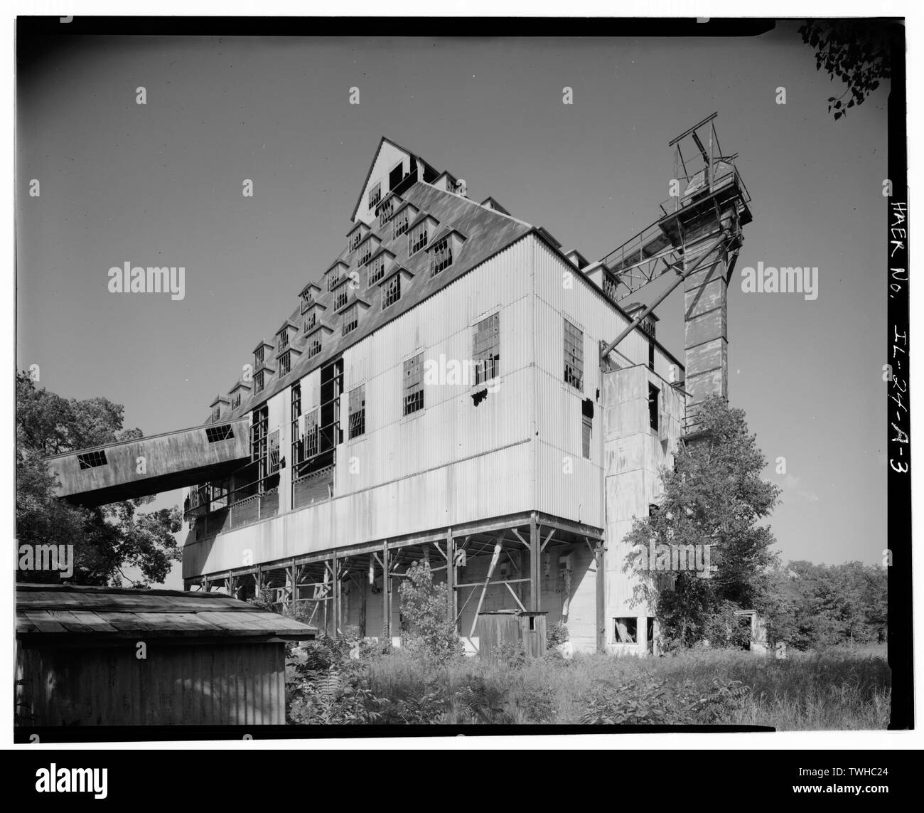 Sabbia-edificio di smistamento, a ovest e a sud di facciate, guardando a nord-est - Mulino C complesso, Sand-Sorting edificio, a sud di Dee Bennet Road, vicino al fiume Illinois, Ottawa, La Salle County, IL; Madrid, trasmettitore Foto Stock