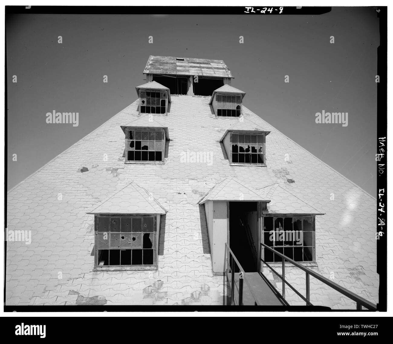 Sabbia-edificio di smistamento, Vista della facciata a sud della parte superiore di quattro livelli di tetto (preso dalla passerella per esterno ascensore), guardando a Nord - Mulino C complesso, Sand-Sorting edificio, a sud di Dee Bennet Road, vicino al fiume Illinois, Ottawa, La Salle County, IL; Madrid, trasmettitore Foto Stock
