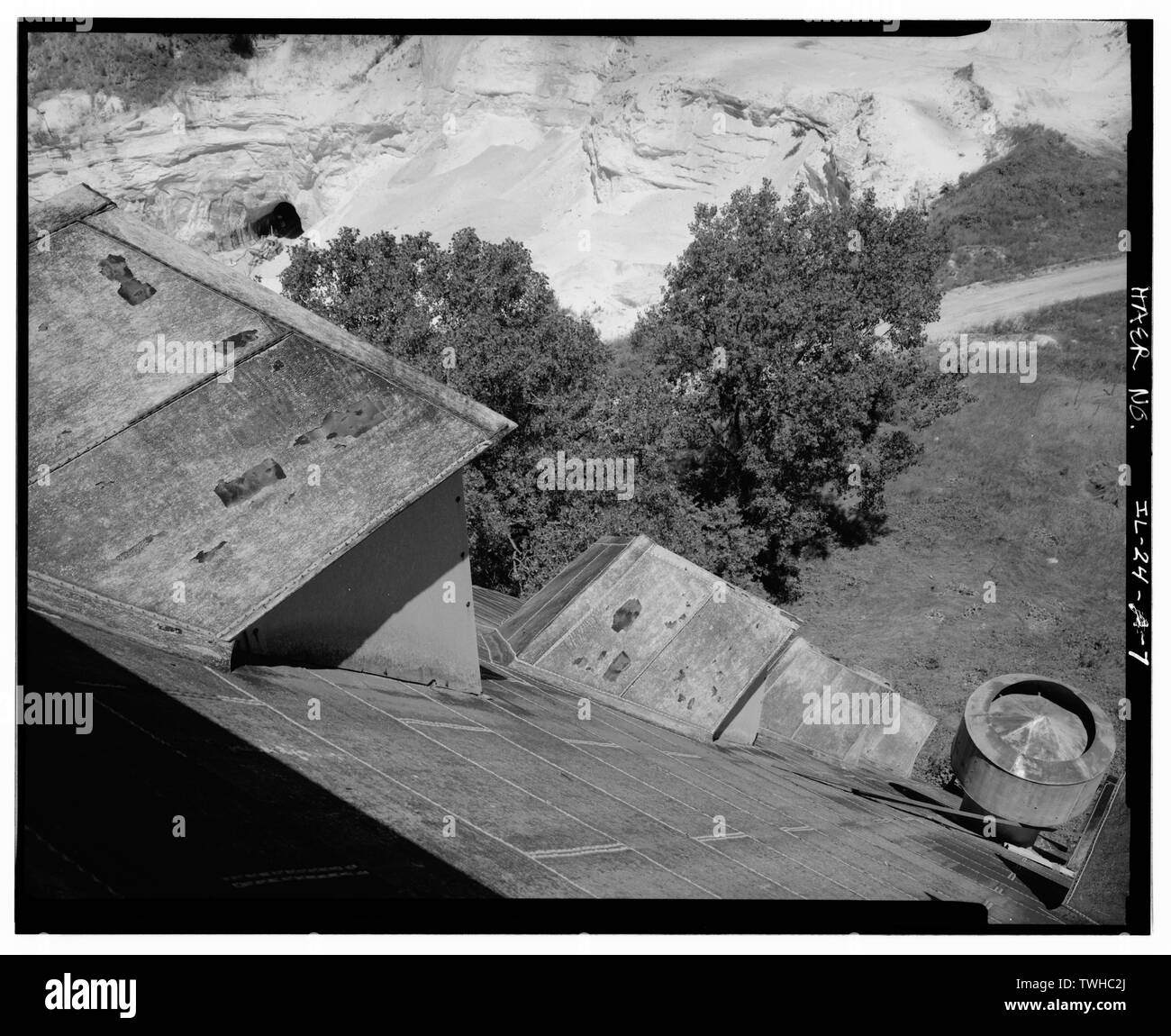 Sabbia-edificio di smistamento, VISTA DEL TETTO lungo la facciata nord guardando verso nord-ovest verso scavato buca di sabbia - Mulino C complesso, Sand-Sorting edificio, a sud di Dee Bennet Road, vicino al fiume Illinois, Ottawa, La Salle County, IL; Madrid, trasmettitore Foto Stock