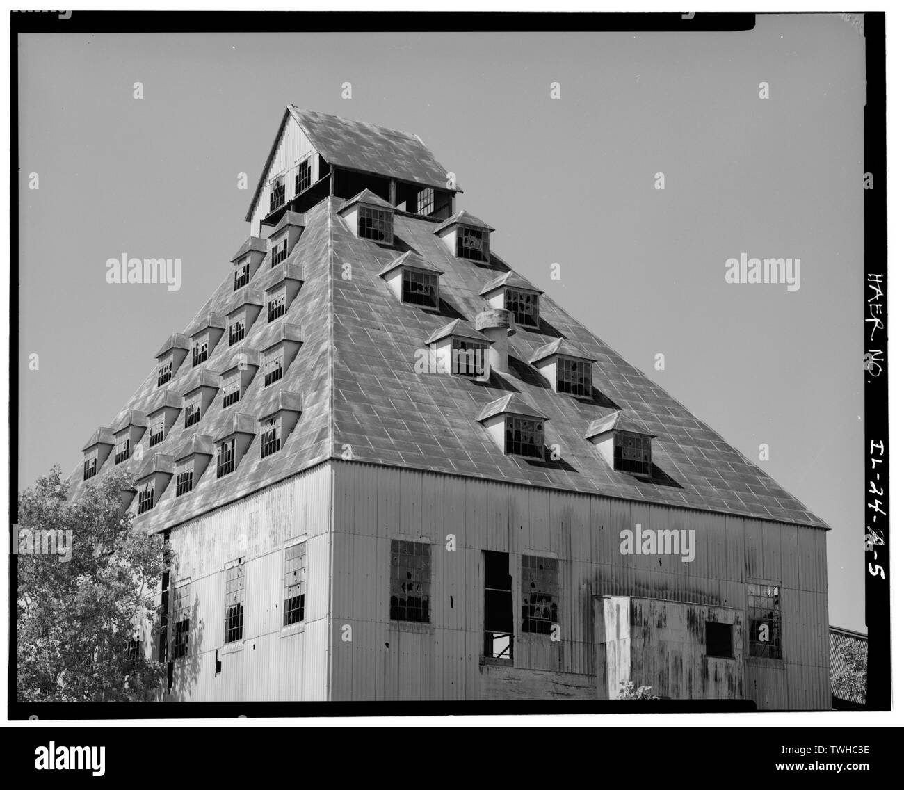 Sabbia-edificio di ordinamento, visualizzazione di livelli superiori lungo a nord e a est di facciate, guardando verso sud-ovest - Mulino C complesso, Sand-Sorting edificio, a sud di Dee Bennet Road, vicino al fiume Illinois, Ottawa, La Salle County, IL; Madrid, trasmettitore Foto Stock