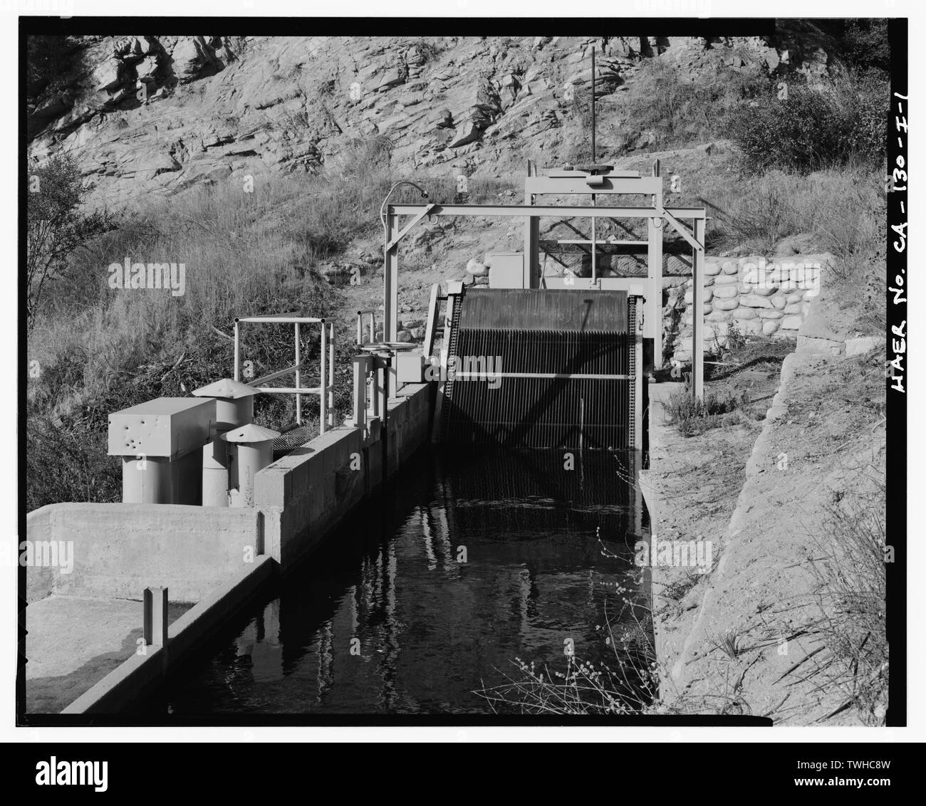 SAR FOREBAY-1. Vista verso nord. - Santa Ana River sistema idroelettrico, SAR-1 Forebay e penstock, Redlands, San Bernardino County, CA Foto Stock