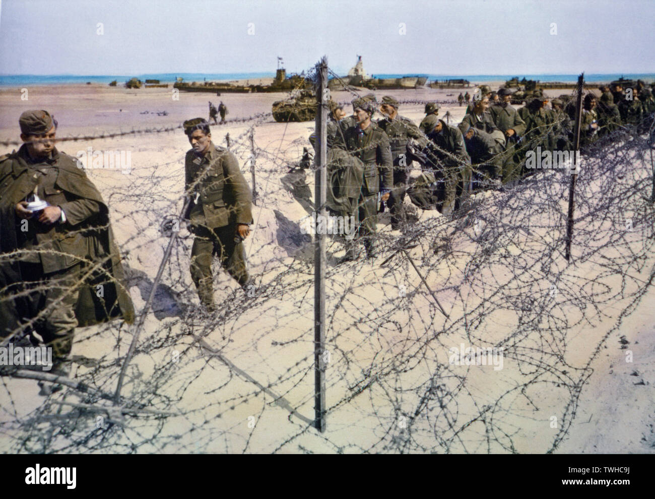 Catturate i soldati tedeschi mantenuta nel filo spinato involucro sulla spiaggia durante l invasione della Normandia, Francia, giugno 1944 Foto Stock