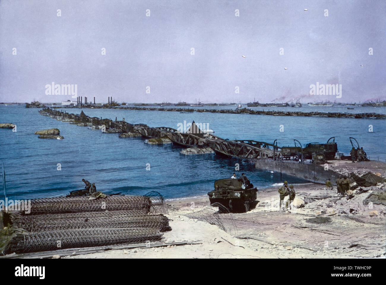 Stati Uniti I veicoli militari attraversando Pontoon Bridge per la spiaggia di Omaha da temporaneo Mulberry Harbour una, in Normandia, Francia, 16 giugno 1944 Foto Stock