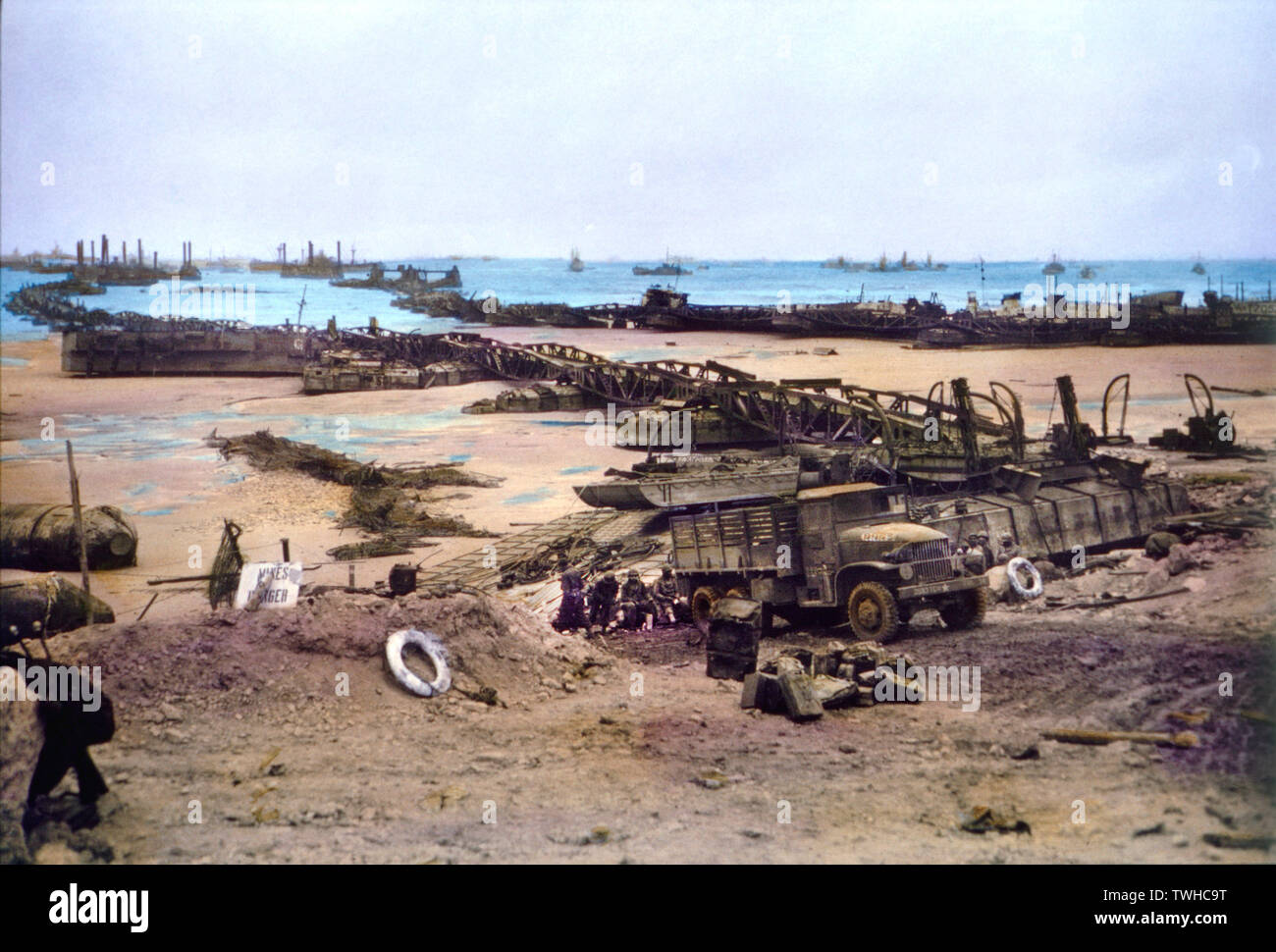Stati Uniti Pontoon ponti che collegano la spiaggia di Omaha a temporanee Mulberry Harbour una, in Normandia, Francia, 16 giugno 1944 Foto Stock