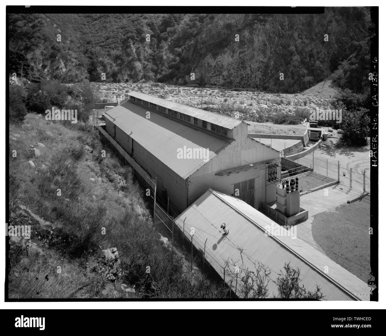 SAR-1, con tetto della macchina negozio in basso a destra e tailrace al di là. Vista di sud-est. - Santa Ana River sistema idroelettrico, Redlands, San Bernardino County, CA Foto Stock