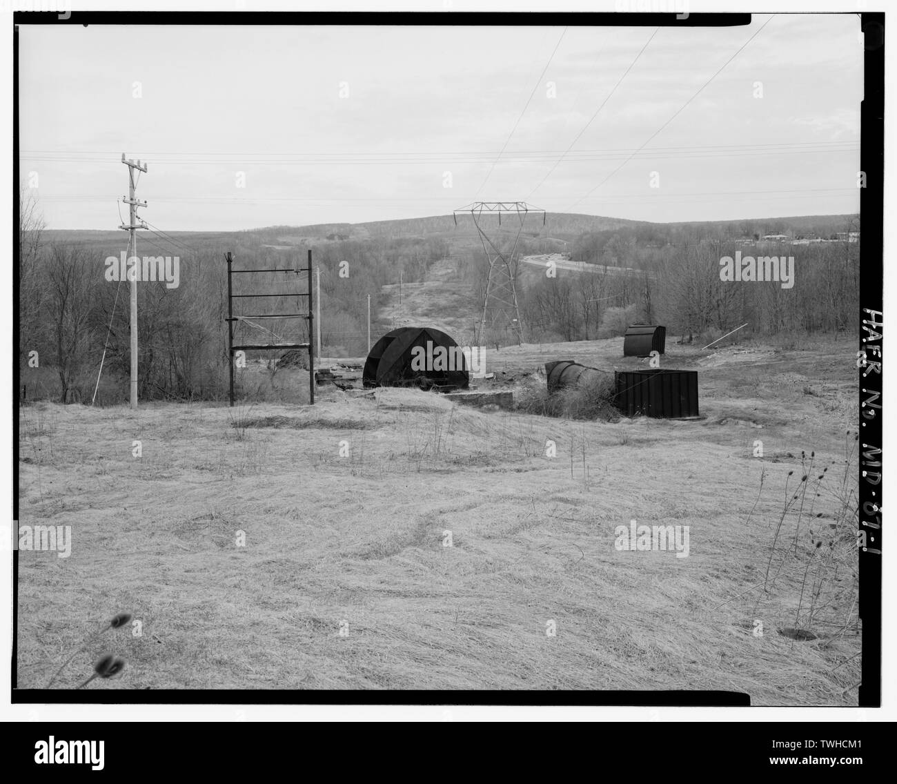 Impalcatura, LEPLEY VENTILATORE, E AEROVANE ventola (da sinistra a destra) da est. Ventola AEROVANE il cofano nella parte posteriore della ventola AEROVANE. - Consolidamento del carbone miniera azienda n. 11, dal lato est della Statale Route 936, Midlothian, Allegany County, MD Foto Stock