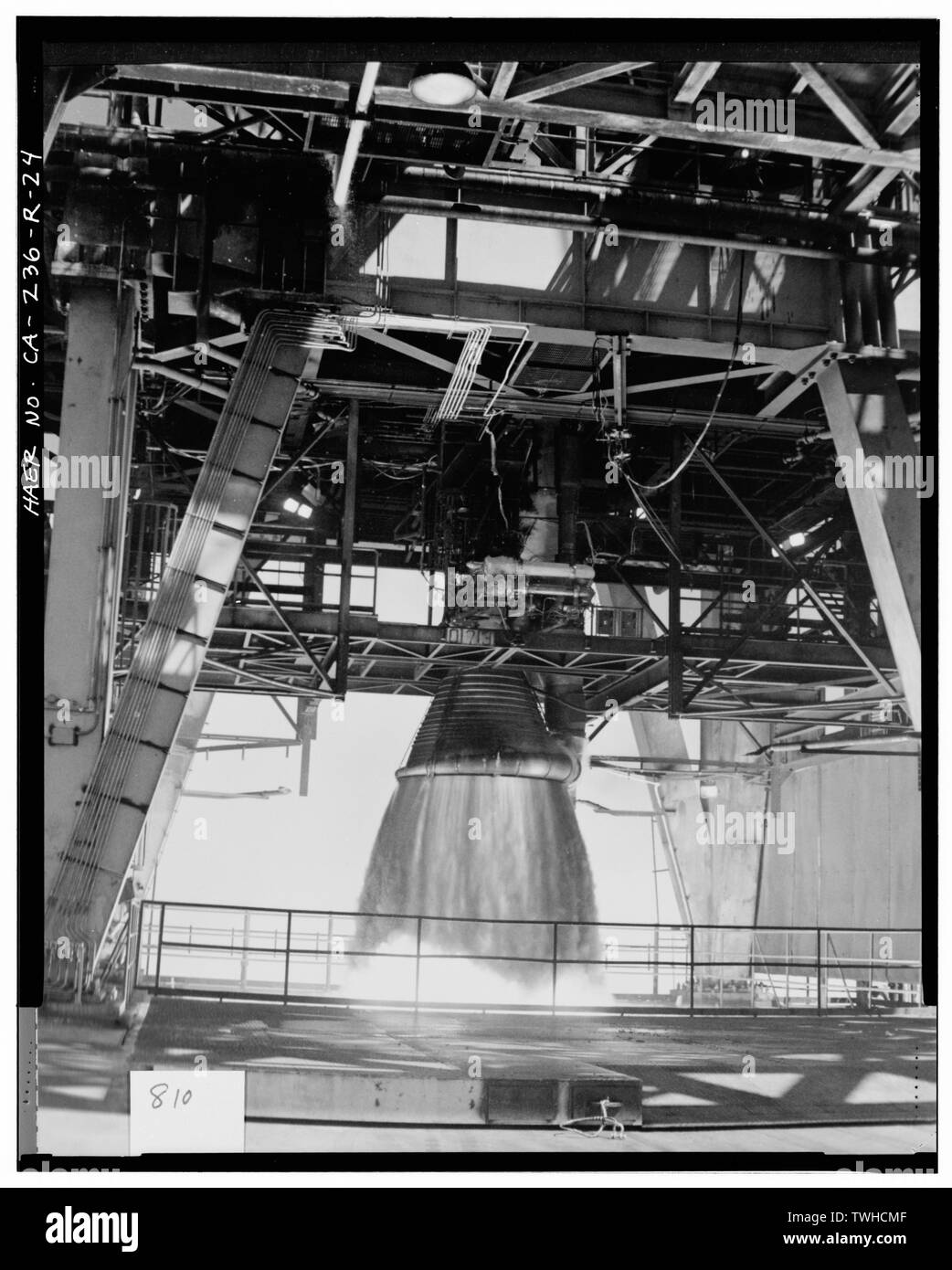 SATURN V F-l Motore di sparo di prova sul banco di prova 1A. - Edwards Air Force Base Air Force Rocket Propulsion Laboratory, Test Stand 1-A, Area Test 1-120, north end di Giove Boulevard, boro, Kern County, CA Foto Stock