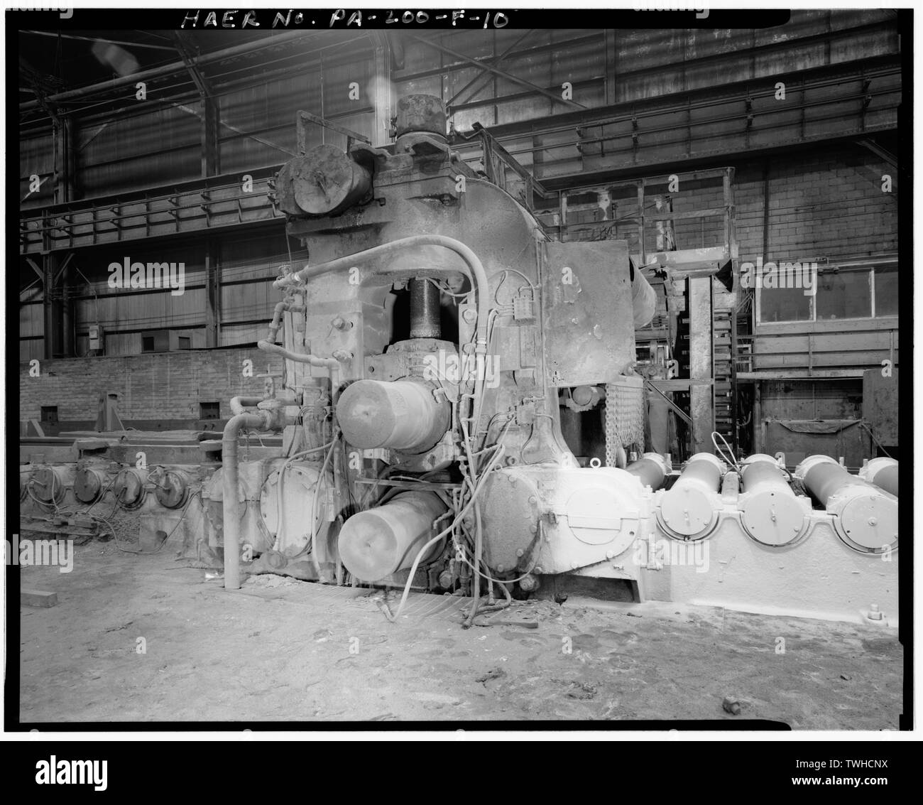SCALEBREAKER PER LA 160' mulino a piastra. Rotolo di erogazione tabella (a destra) è stata dipinta di giallo luminoso appena prima fotografia è stata scattata. - Stati Uniti Acciaio opere Homestead, 160 mulino a piastra, lungo il fiume Monongahela, Homestead, Contea di Allegheny, PA; Impianto di difesa Corporation; U.S. Steel Corporation; Mesta Machine Company; General Electric Company; Westinghouse Electric Company; Selas Corporation; Amsler Società Morton; Lowe, Jet, fotografo; Stupich, Martin, fotografo Foto Stock