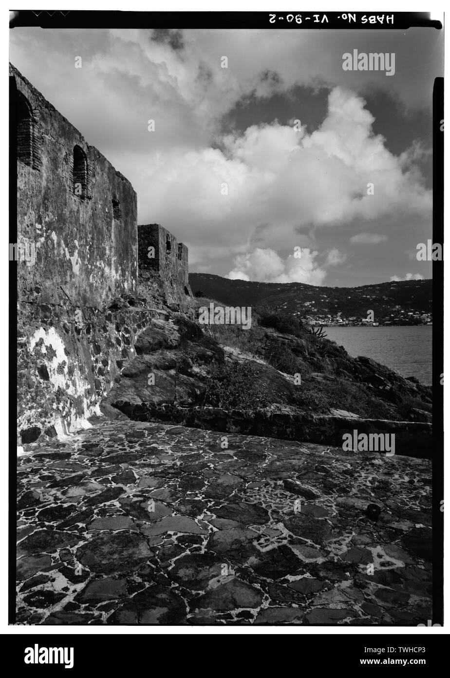 Scarpata, caserma sulla sinistra - Fort Willoughby, Charlotte Amalie, san Tommaso, VI; Morris, Scott, trasmettitore; DeBoer, Ruth trasmettitore; Smalling, Walter, fotografo; Arzola, Robert, project manager; Yallop, Rob, project manager; McCarthy, Dennis, assistente di progetto; Signore Aeck Sargent, consulente; Hammack, Steven, ricercatore Foto Stock