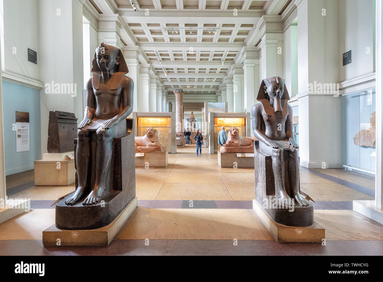 London, Regno Unito - 13 Maggio 2019: il British Museum di Londra. Hall dell antico Egitto, artefatti, busti e statue con i visitatori e i turisti ammirando la mostra . Foto Stock