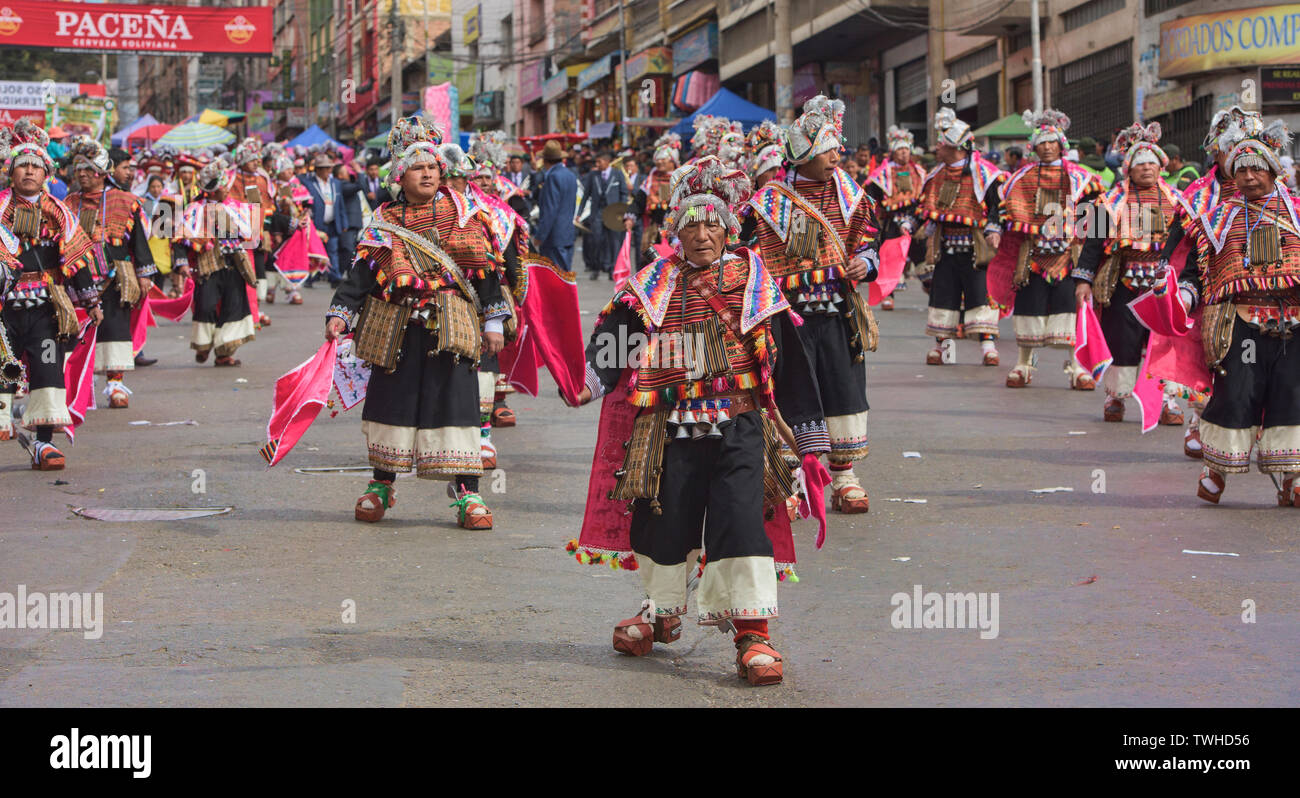 Danzatori indigeni presso il colorato Gran Poder Festival, La Paz, Bolivia Foto Stock