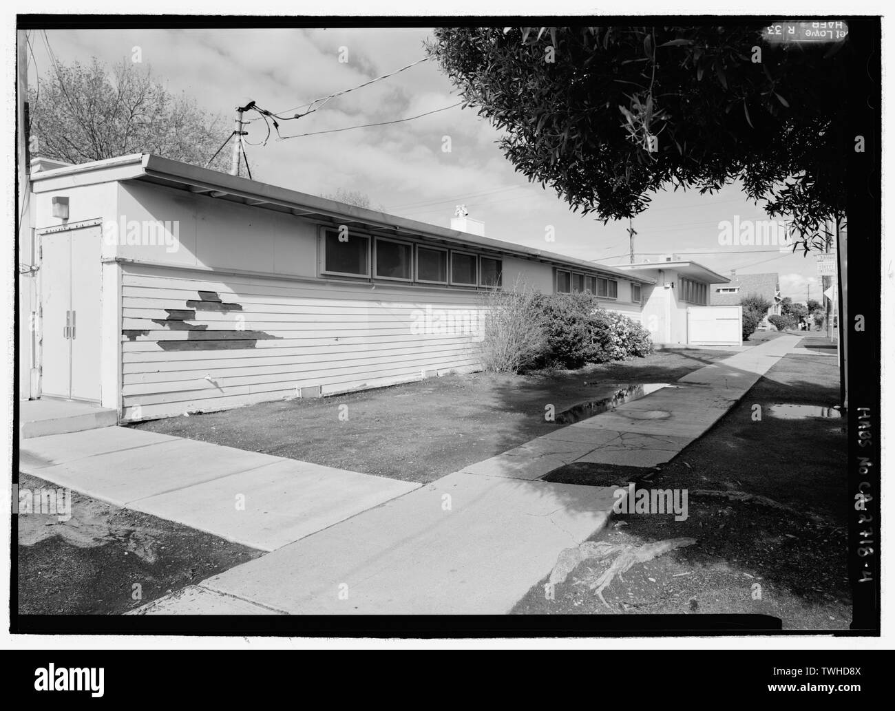 SE angolo. Nota tali moderne caratteristiche architettoniche come il tetto piatto orizzontale e finestre a nastro. - Maritime Child Development Center, 1014 Florida Avenue, Richmond, Contra Costa County, CA Foto Stock