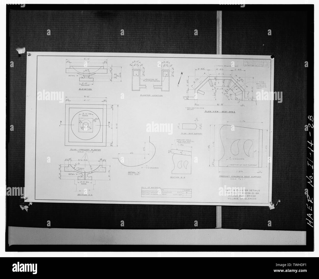 Sedile e i dettagli della piantatrice - Orrido Bluffs ponte di sviluppo, Spanning orrido di Sylvan Road, Glencoe, Contea di Cook, il Foto Stock