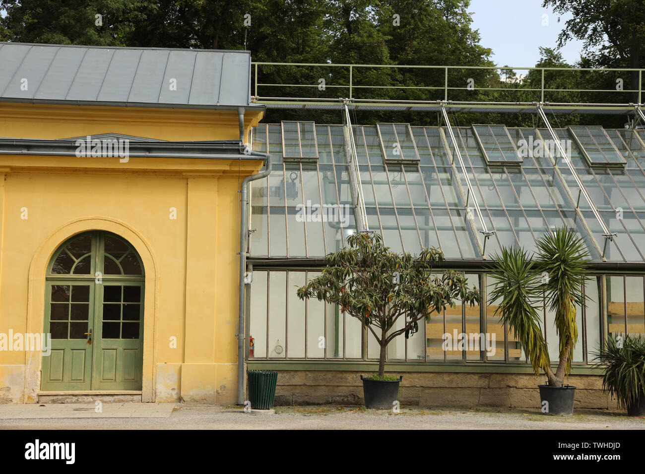 Orangerie nei giardini del castello Esterházy a Eisenstadt (Burgenland, Austria). L' Orangerie fu costruito nella metà del XIX secolo e Foto Stock