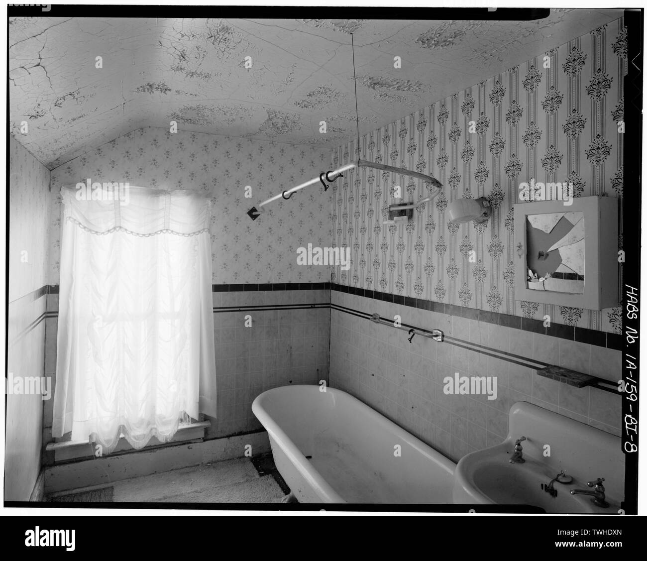 Secondo piano stanza da bagno. Vista verso nord. - Operai le case, James Martin House, 844 Dodge Street, Dubuque, Dubuque County, IA Foto Stock