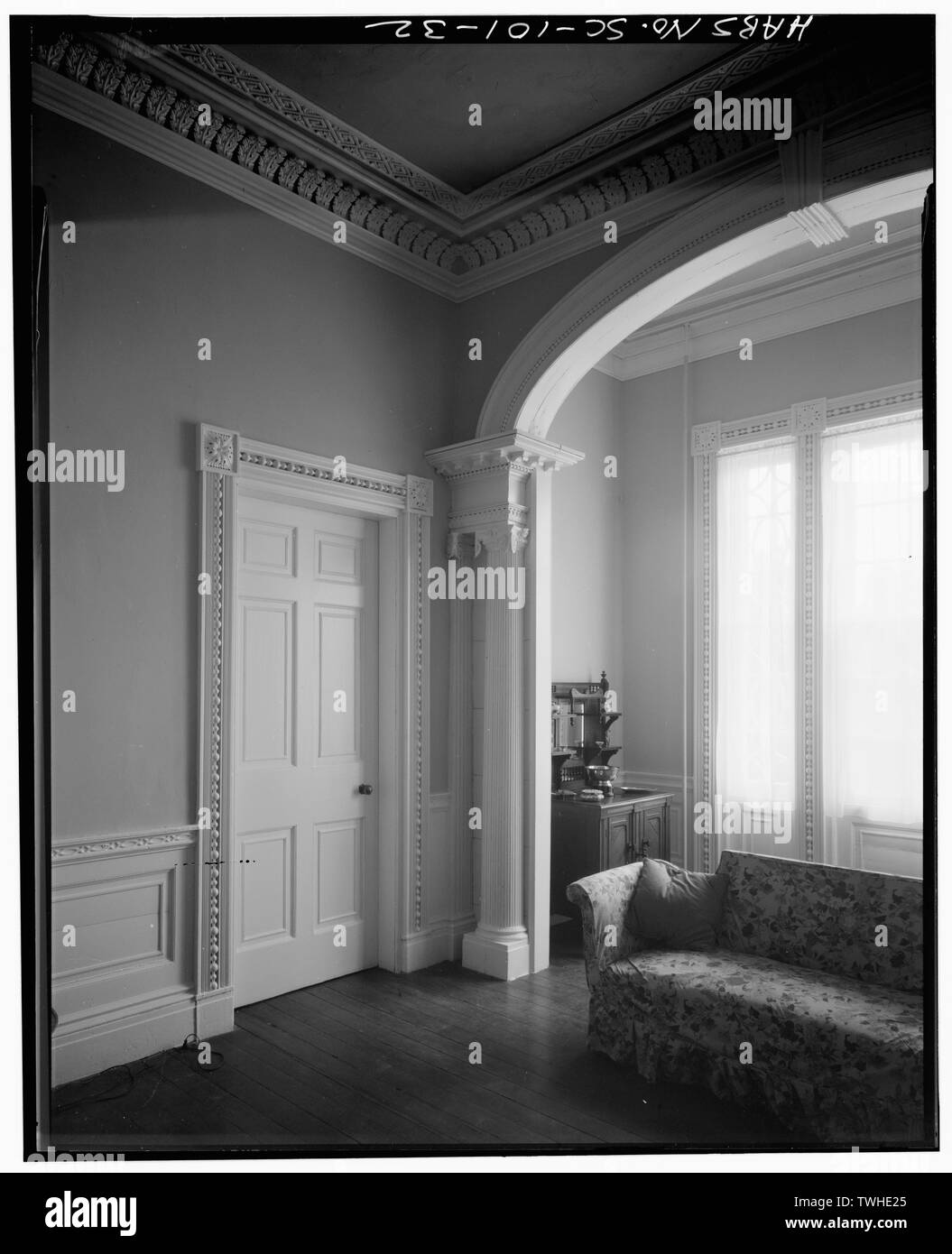 Secondo piano CENTER HALL ROOM- VETRATO PARTIZIONE ARCH PRESI DA SOTTO QUESTO ARCO DI DIVISIONE E INSTALLATO IN PRIMO PIANO HALL (vedere foto SC-101-15). - Governatore Thomas Bennett House, 1 Lucas Street, Charleston, Contea di Charleston, Sc Foto Stock