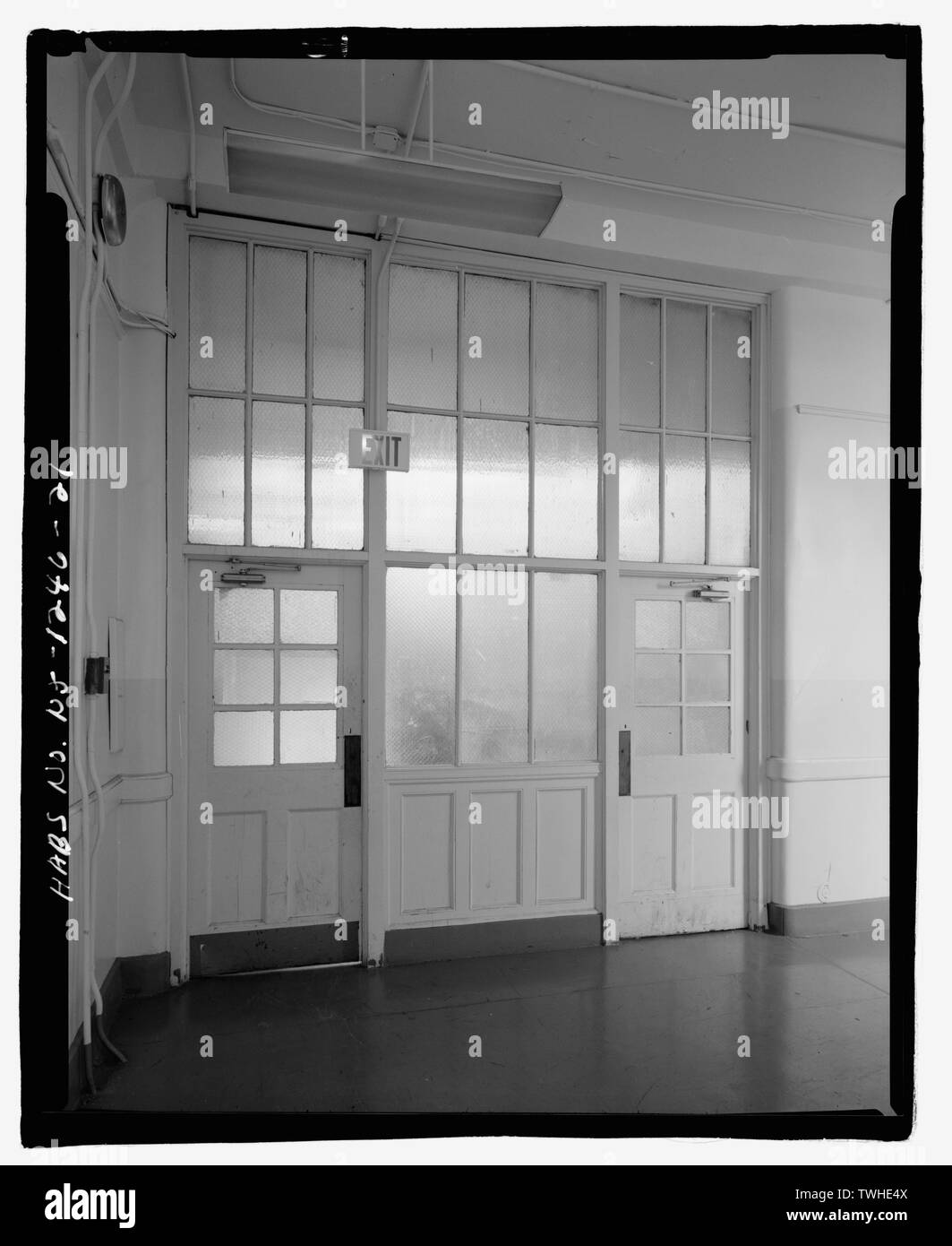 Secondo piano porta verso est a scala (RICHMOND STREET ALA) - Tredicesima Avenue Scuola, 131 Tredicesima Avenue, Newark, Essex County, NJ Foto Stock