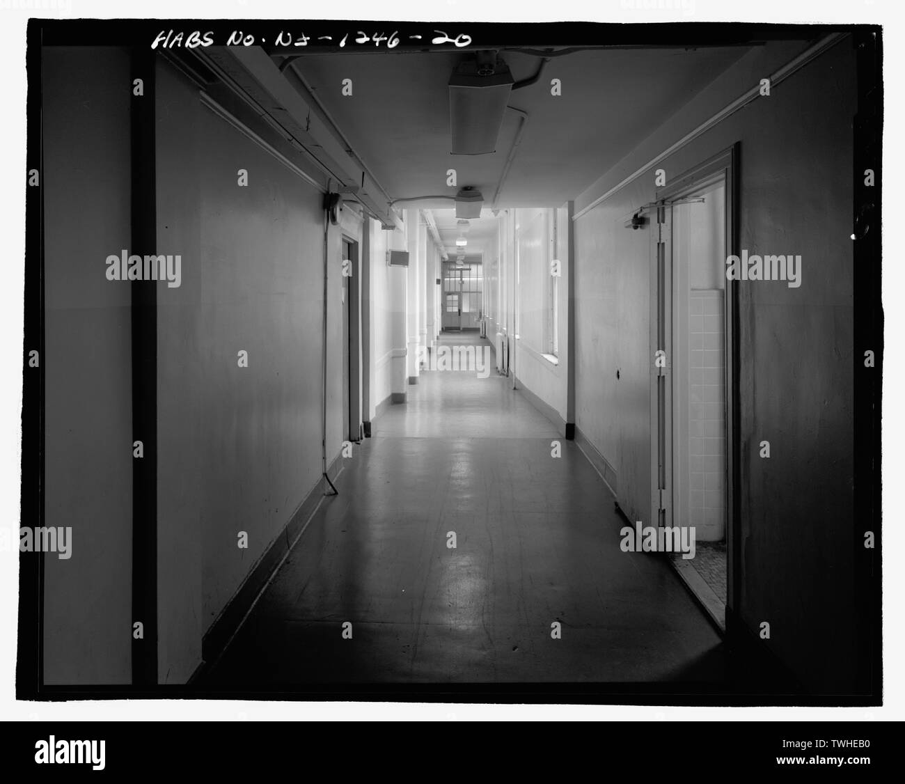 Secondo piano corridoio guardando ad Est - Tredicesima Avenue Scuola, 131 Tredicesima Avenue, Newark, Essex County, NJ Foto Stock