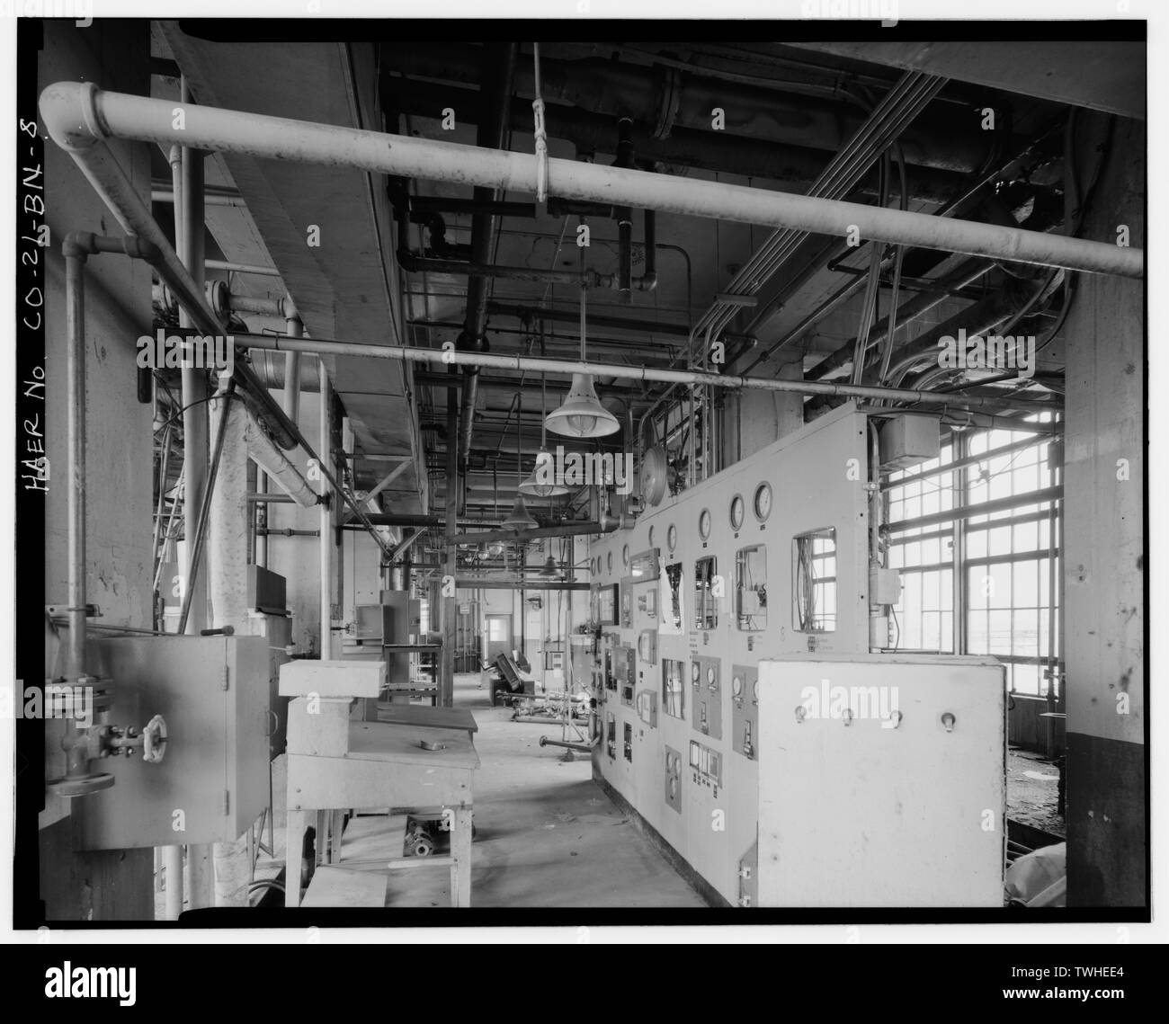 Secondo piano interno dell'Edificio 516. Vista verso nord-ovest. - Rocky Mountain Arsenal, Senape Lewisite-Distilled edificio di produzione, 540 metri a sud di dicembre Settima Avenue; 1100 metri ad est di D Street, Commerce City, Adams County, CO Foto Stock