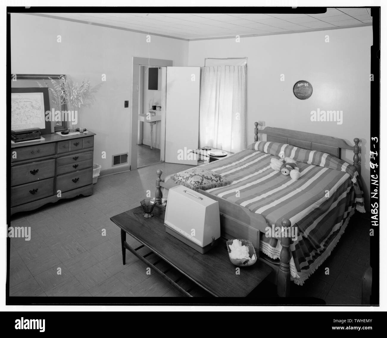 Secondo piano interno, WEST camera che si affaccia a sud-est - Orange Factory Village, Casa No. 16, Old Orange Factory (Strada Statale Route 1628), Durham, Contea di Durham, NC Foto Stock