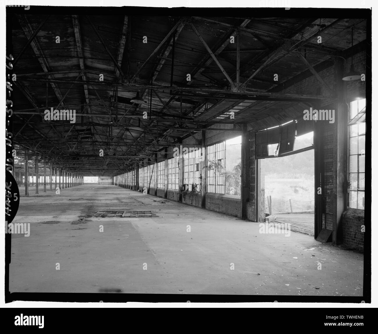 Secondo piano interno, con post-1955 porta basculante di uscire alla rampa di legno nella baia 26-6 nord, nord-ovest - Ford Motor Company Edgewater impianto di assemblaggio, montaggio edificio, 309 River Road, Edgewater, Bergen County, NJ Foto Stock