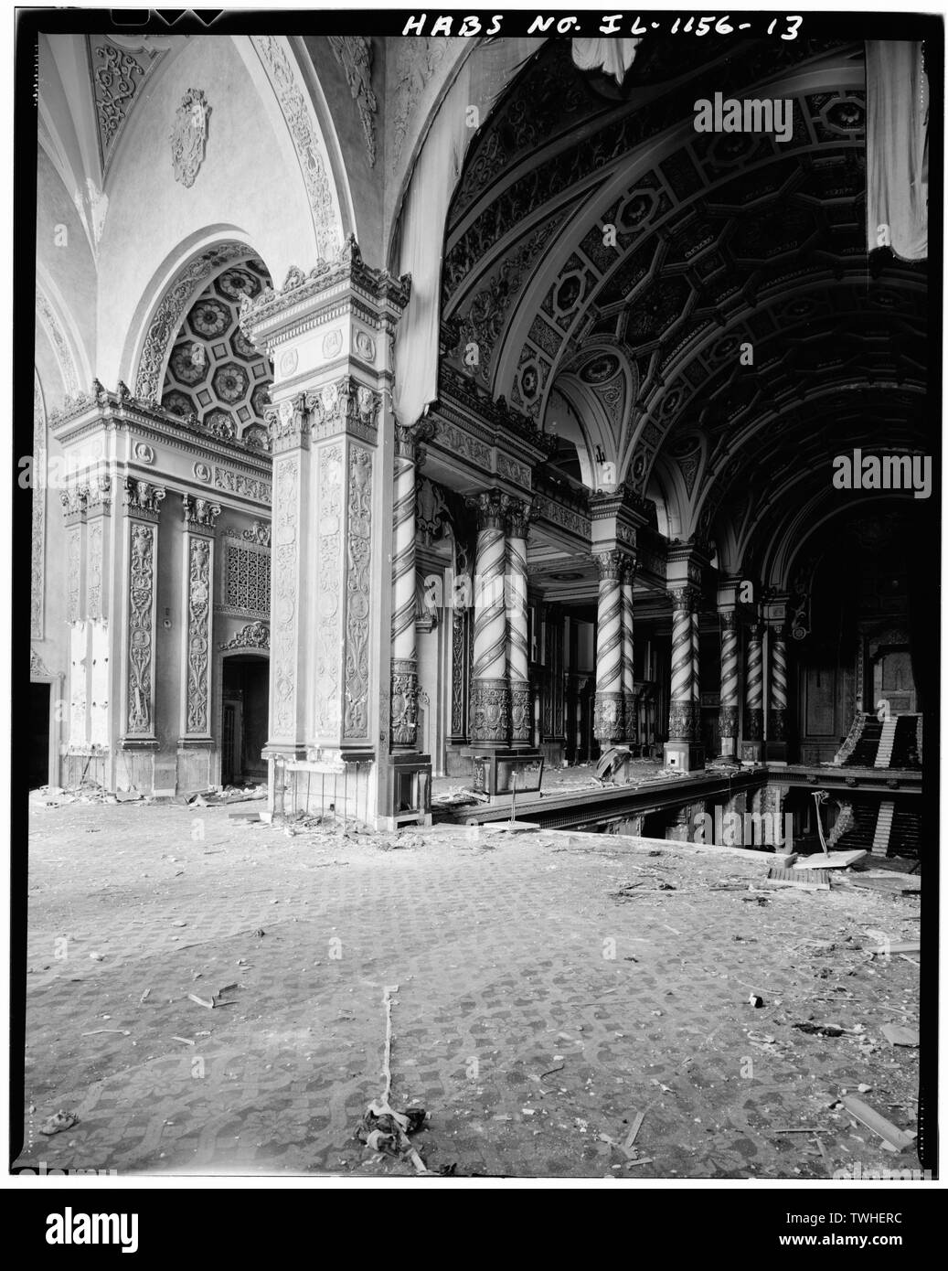 Secondo piano lobby, guardando ad est, nord-est, teatro porte di entrata al balcone lungo corridoio colonnato. - Teatro di Granada, 6425-6441 Nord Sheridan Road, Chicago, Contea di Cook, il; prelievo e Klein; Eichenbaum, Edward E; segna i fratelli Foto Stock