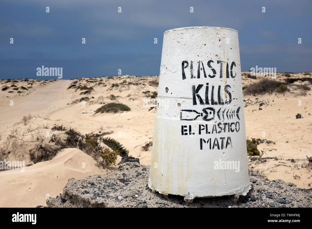 'Plastici uccide" informazioni bollard a Caleta Morrajo Beach, Fuerteventura Foto Stock