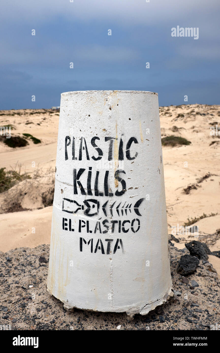 'Plastici uccide" informazioni bollard a Caleta Morrajo Beach, Fuerteventura Foto Stock