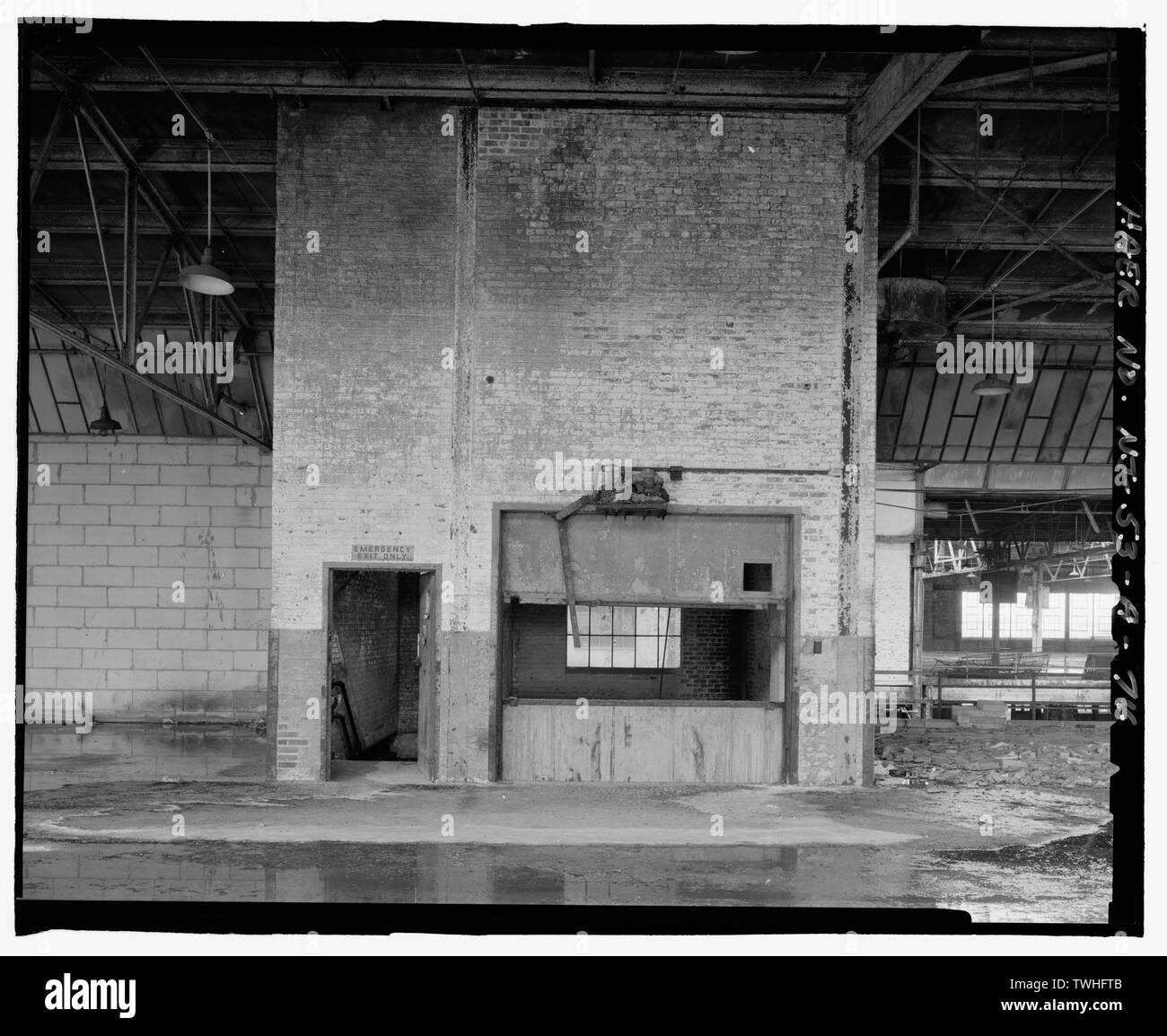 Secondo piano SCALE E MERCI albero elevatore, BAY 15-1 A SUD E A NORD-EST - Ford Motor Company Edgewater impianto di assemblaggio, montaggio edificio, 309 River Road, Edgewater, Bergen County, NJ Foto Stock