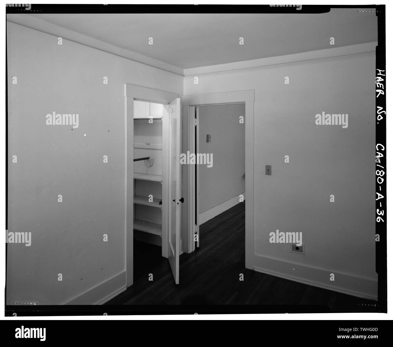 Secondo piano lato ovest appartamento Est interiore camera da letto. Aprire la porta a foto al centro a sinistra conduce ad armadio e aprire la porta al foto al centro a destra conduce al salotto. Vista verso sud. - Lee Vining Creek sistema idroelettrico, Triplex Cottage, Lee Vining Creek, Lee Vining, Mono County, CA Foto Stock