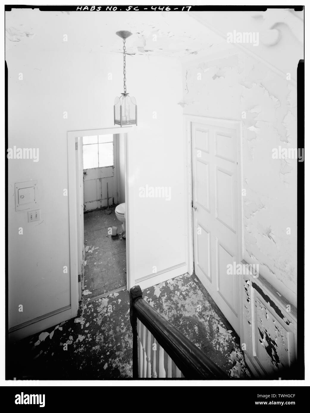 Secondo piano, centro STAIR HALL, guardando ad est-sudest verso il centro bagno - 8 Corte House Square (Casa), Charleston, Contea di Charleston, Sc Foto Stock