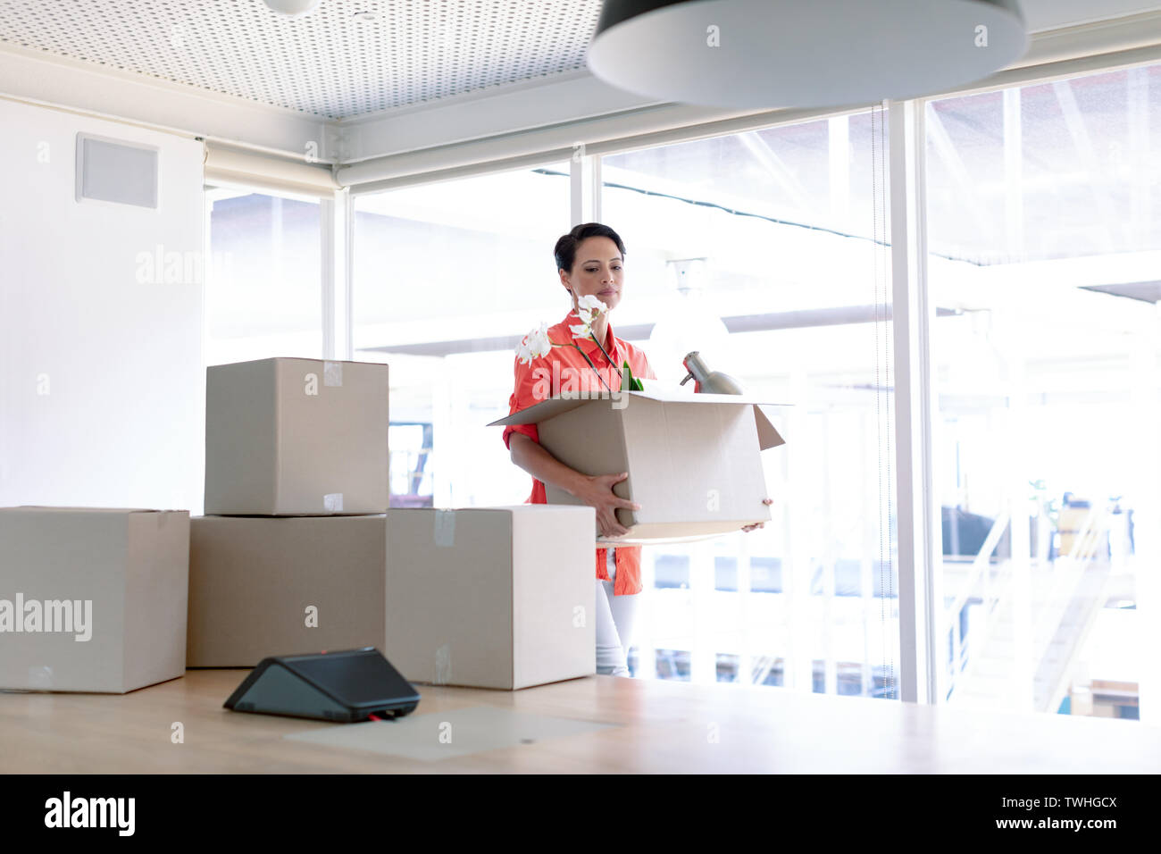 Imprenditrice che trasportano le scatole di cartone nel nuovo ufficio Foto Stock