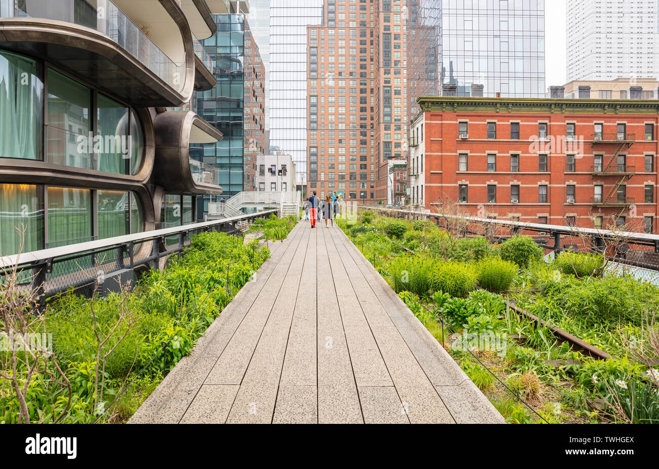 Stati Uniti, New York. Il 4 maggio 2019. Highline, nel centro cittadino di Manhattan. I turisti a piedi su sentiero Foto Stock