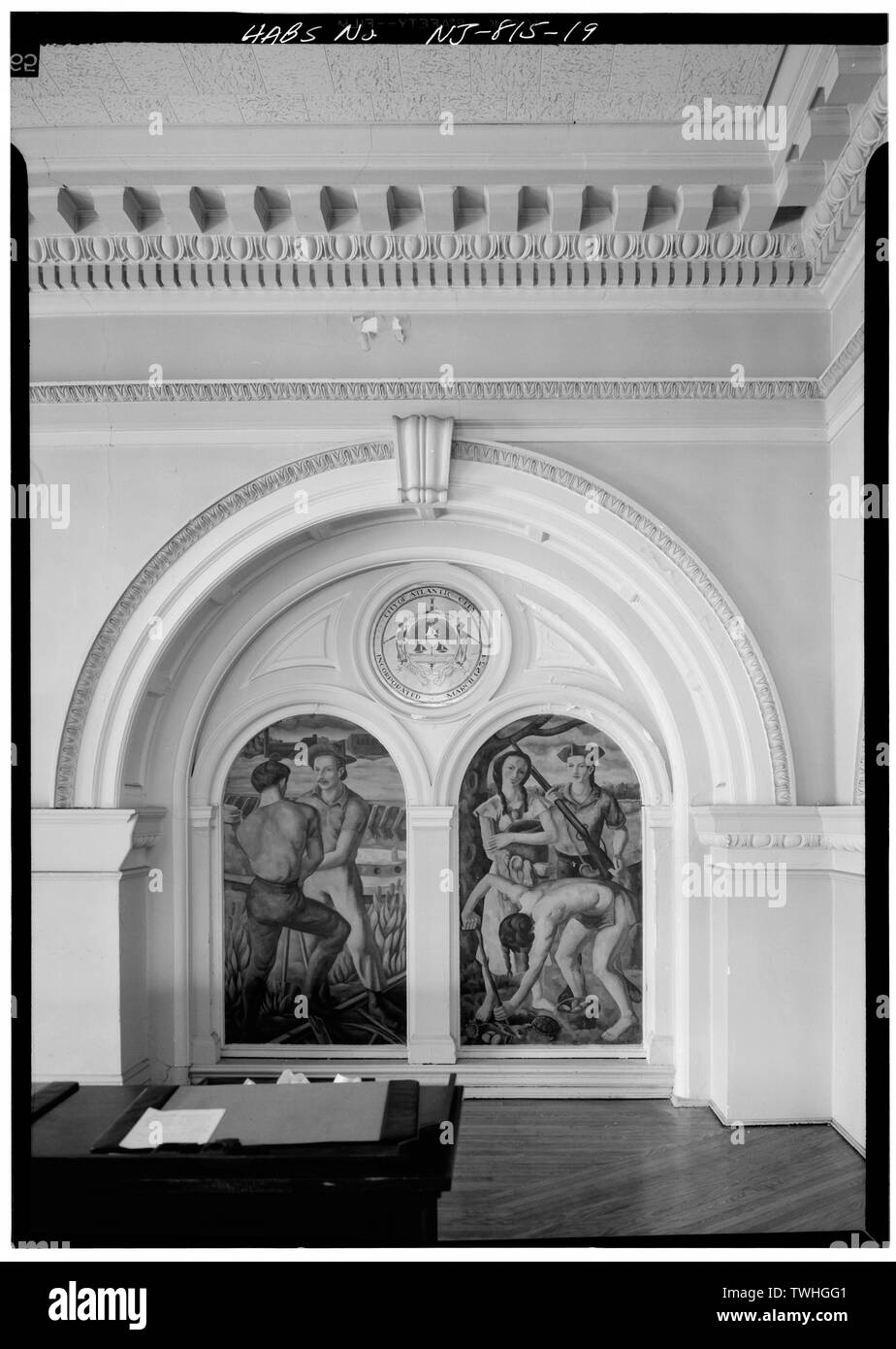 Secondo piano, CITTÀ COMMISSIONE CHAMBERS, DETTAGLIO DI ARCO con il murale sulla destra del banco, che mostra il ruolo di pionieri e ATLANTIC CITY SEAL - City Hall, Atlantico e Tennessee viali, Atlantic City, Atlantic County, NJ Foto Stock