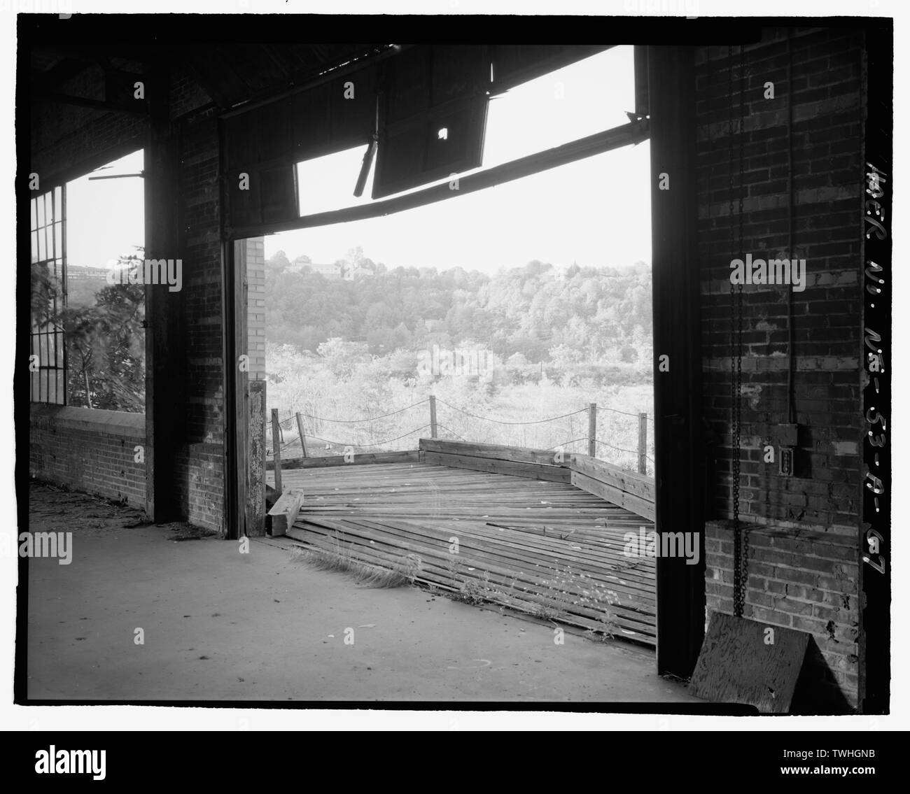 Secondo piano, dettaglio di uscire alla rampa di legno, BAY 26-6 nord, nord - Ford Motor Company Edgewater impianto di assemblaggio, montaggio edificio, 309 River Road, Edgewater, Bergen County, NJ Foto Stock