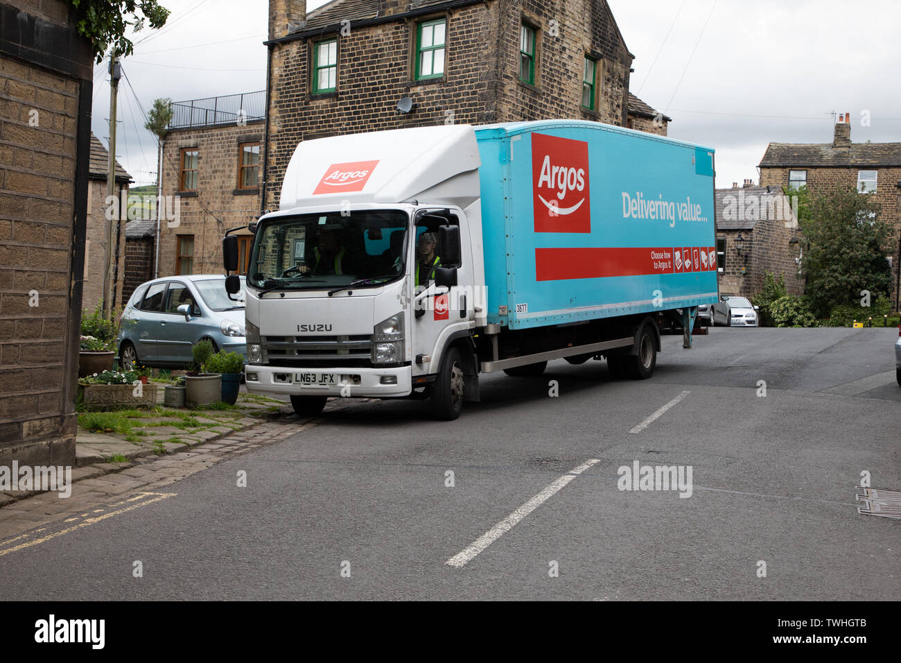 Una consegna essendo realizzata da un Argos van nel villaggio di Dobcross, Saddleworth, Oldham Foto Stock