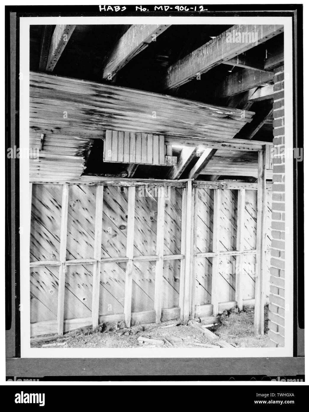 Secondo piano, dettaglio della parete le inquadrature e i resti del soffitto in legno - Cedar Point Lighthouse, Cedar Point a Patuxent River e la baia di Chesapeake, Lexington Park, St. Mary's County, MD; Toy, Benjamin F; Chesapeake Divisione, Naval Facilities Engineering Command, fotografo; Earle, Lawrence P, storico Foto Stock