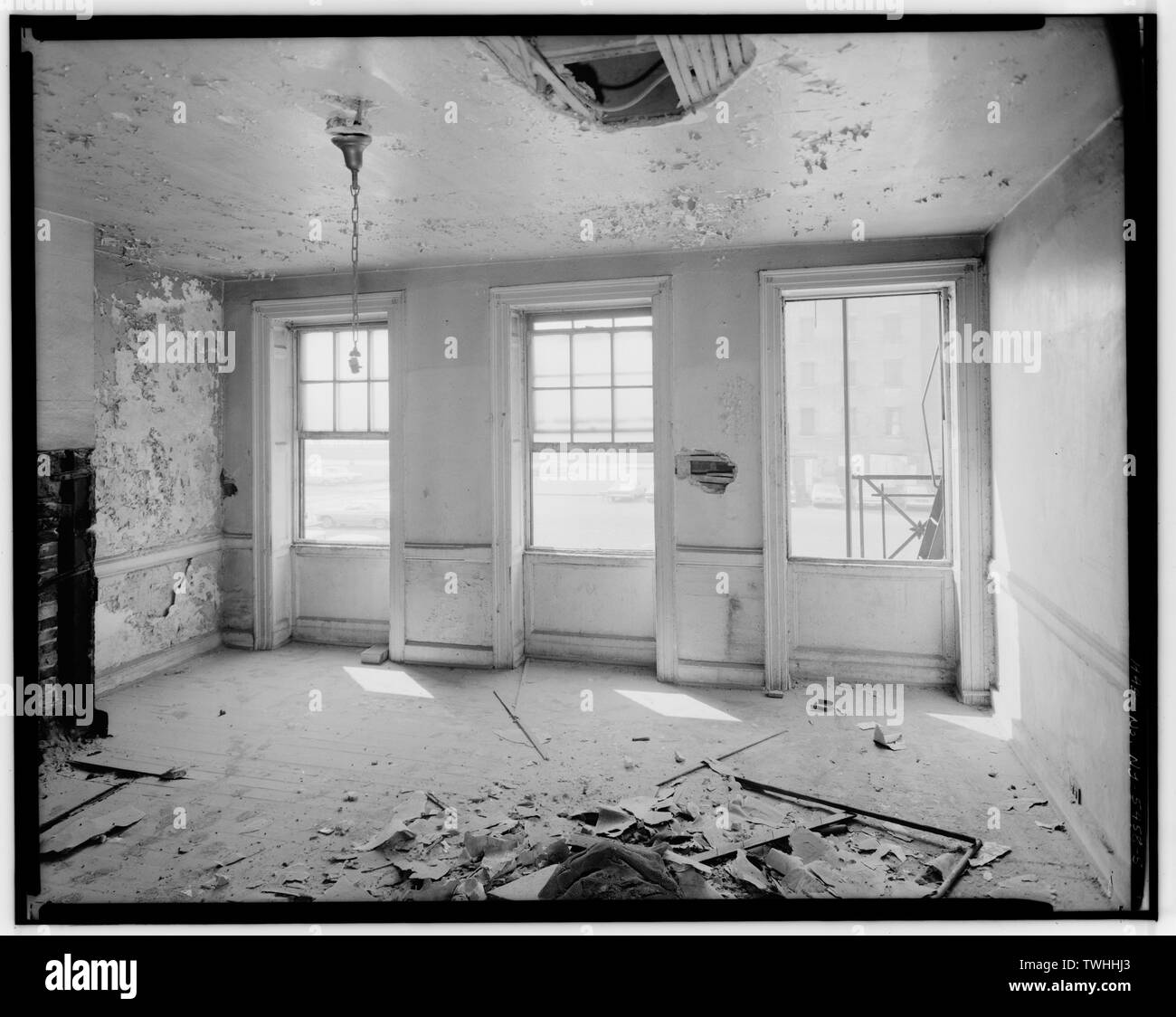 Secondo piano camera anteriore, destra tre baie, vista verso WINDOWS - Jacob Houseman casa e ufficio, 2 Front Street, New York New York County, NY Foto Stock
