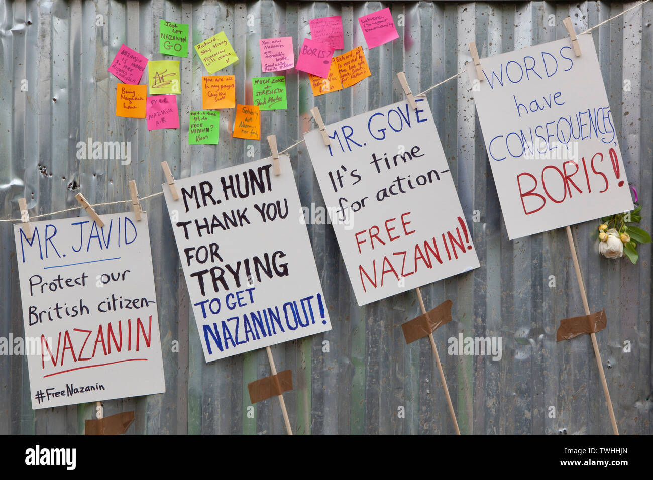 Le etichette sul display al di fuori dell'Ambasciata Iraniana commentando la direzione del partito conservatore concorso, inclusi lo slogan "parole hanno conseguenze Foto Stock