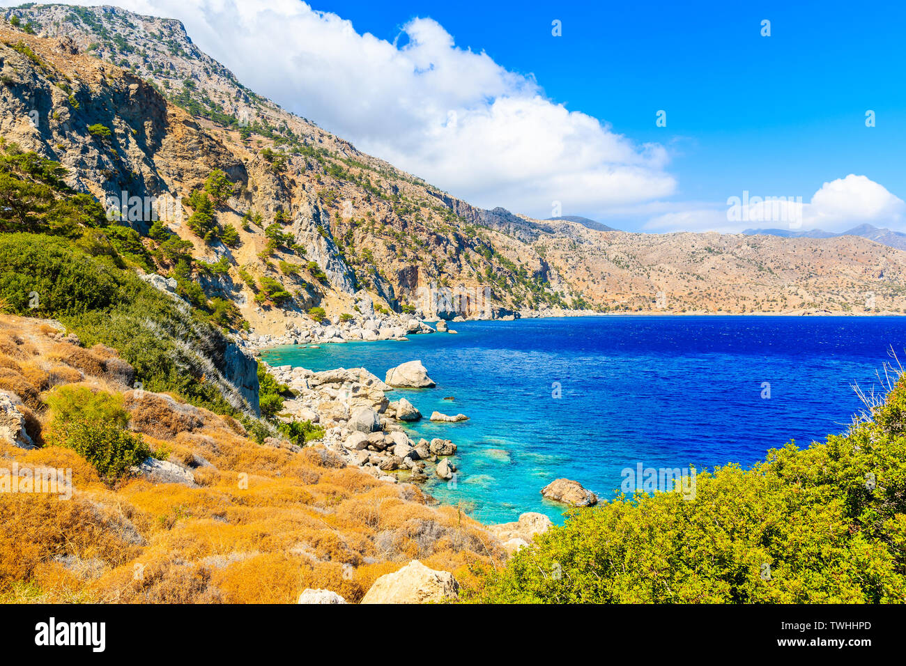 Bella costa del mare e delle montagne vicino alla spiaggia di Apella su Karpathos Island, Grecia Foto Stock