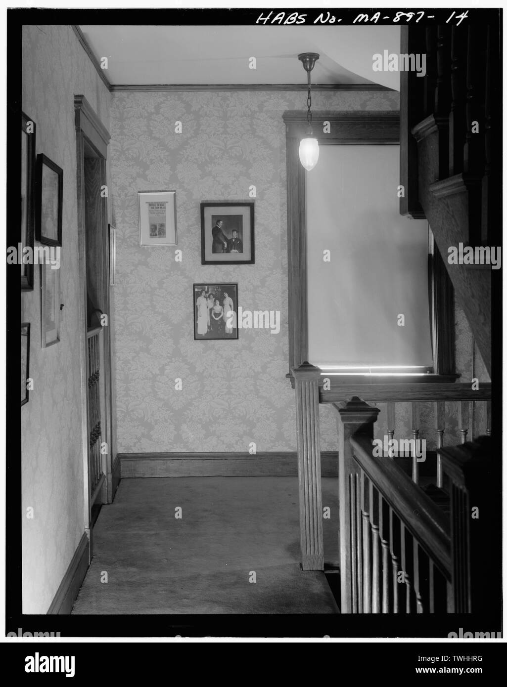 Secondo piano disimpegno, vista guardando verso sud-est - John Fitzgerald Kennedy Natali, 83 Beals Street, Brookline, contea di Norfolk, MA Foto Stock