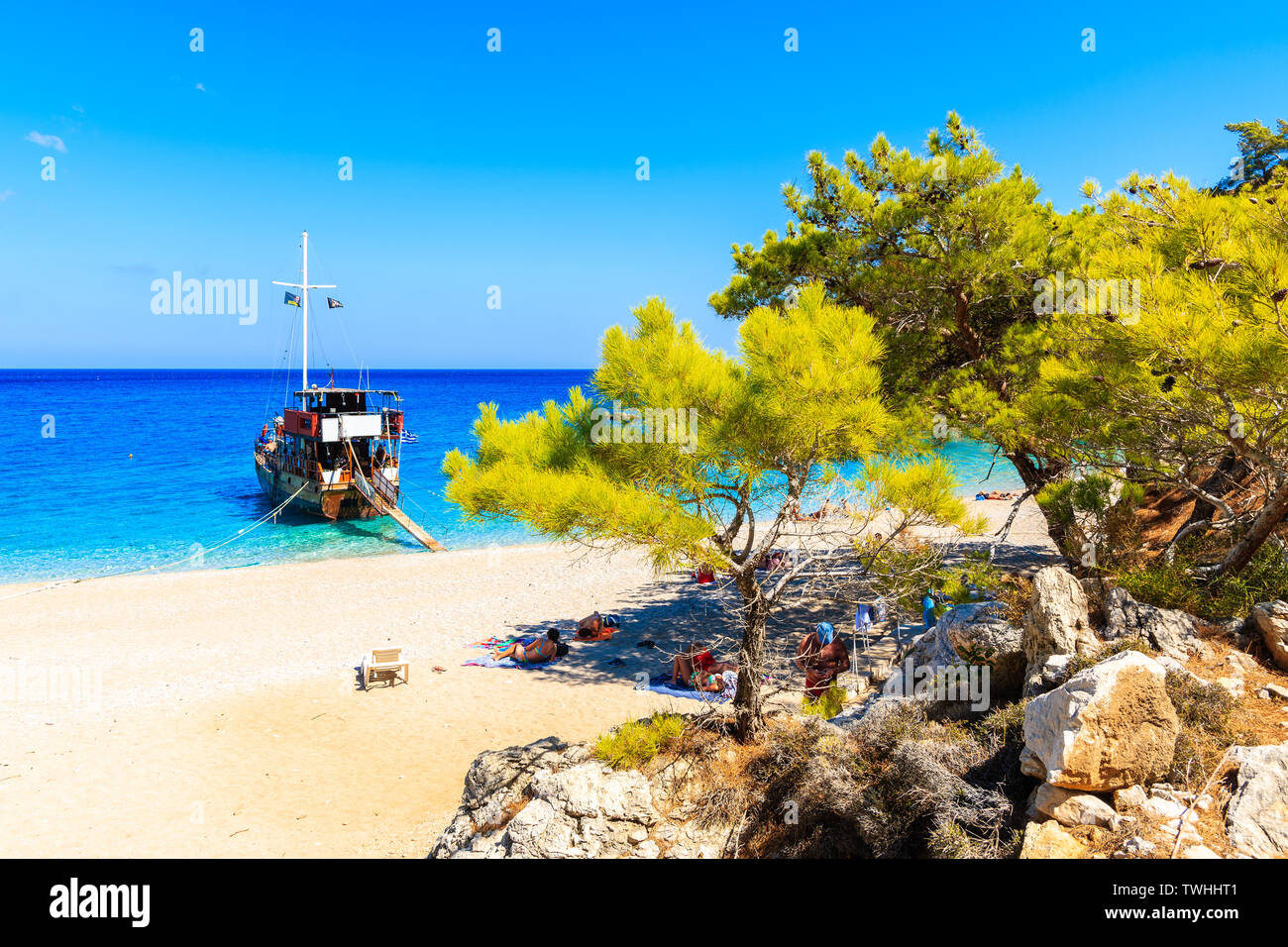 Imbarcazione a vela in una bellissima baia a spiaggia di Apella, Karpathos Island, Grecia Foto Stock