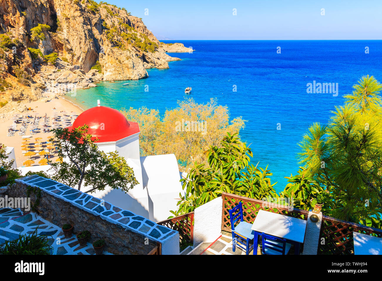 Chiesa e taverna terrazza a Kyra Pynagia beach, Karpathos Island, Grecia Foto Stock