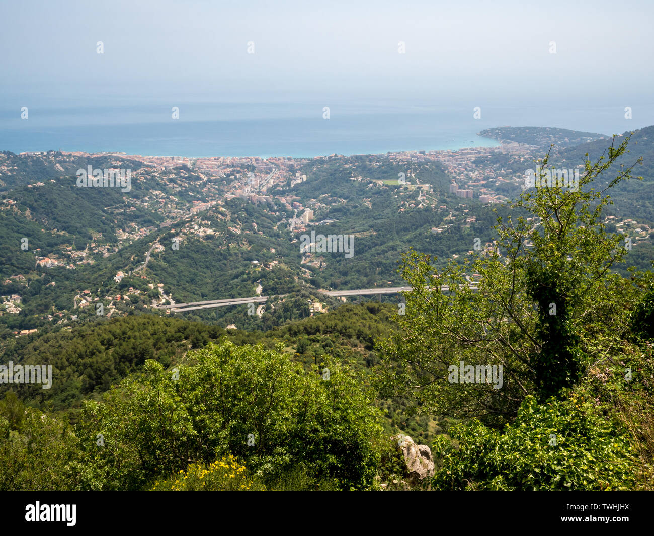 Vista sul Mar Mediterraneo e sulla costa da sainte agnes in Costa Azzurra in estate Foto Stock